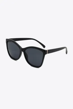 Chic Wayfarer Sunglasses with UV400 Protection and Resilient Polycarbonate Frame