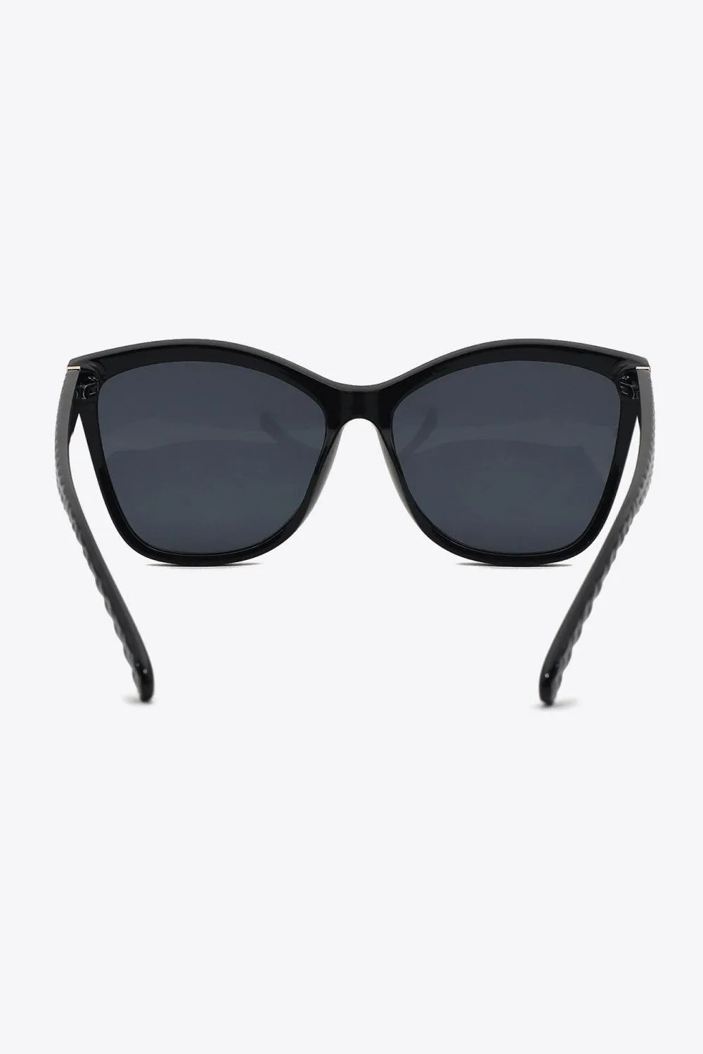 Chic Wayfarer Sunglasses with UV400 Protection and Resilient Polycarbonate Frame