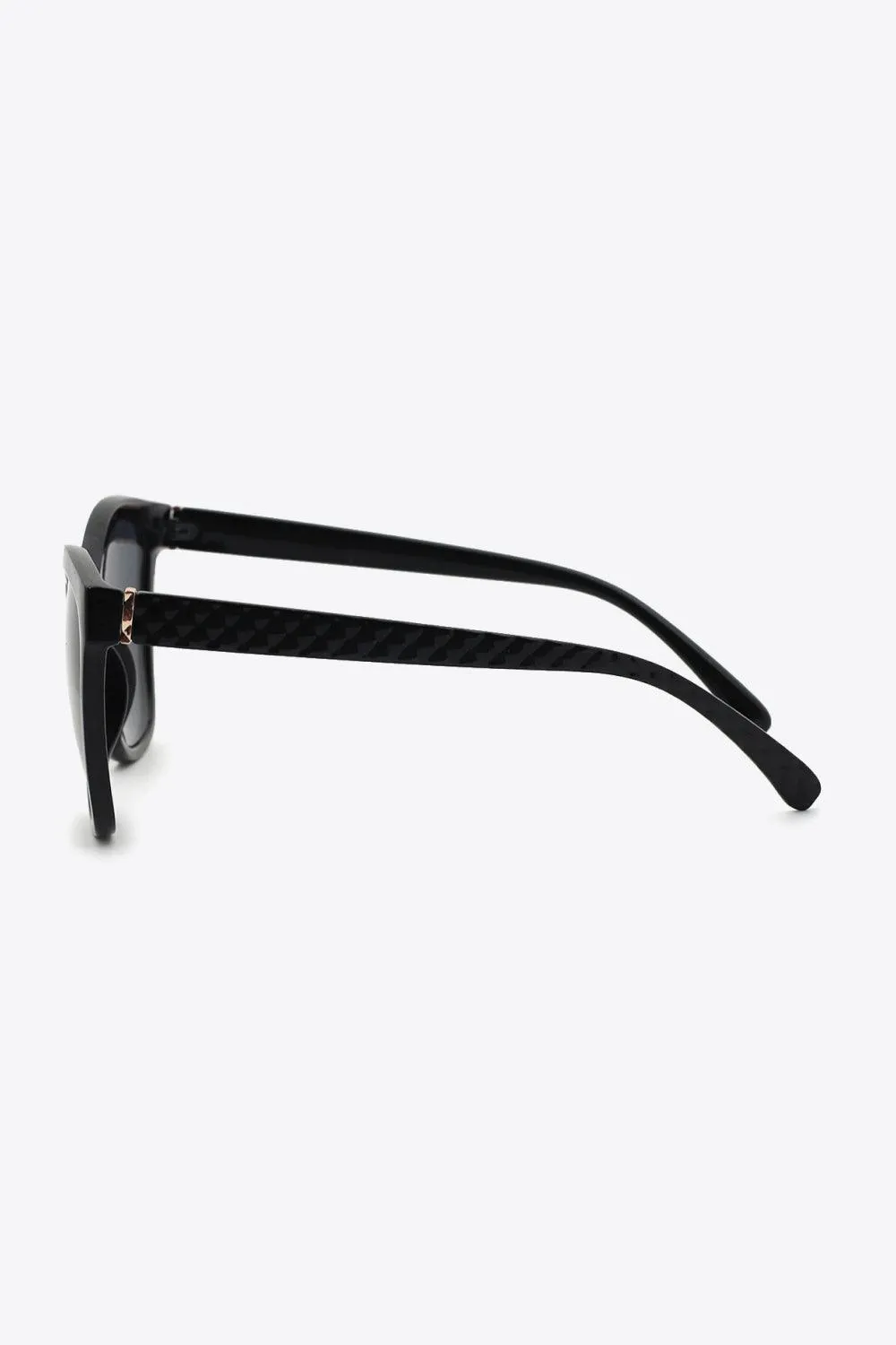 Chic Wayfarer Sunglasses with UV400 Protection and Resilient Polycarbonate Frame
